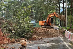 Hiện trường sạt lở đèo Prenn trưa 4-12