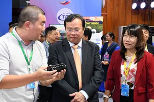 Ông Lê Văn Hẳn, Chủ tịch UBND tỉnh Tây Ninh cùng các đại biểu tham quan gian hàng sản phẩm khoa học, công nghệ