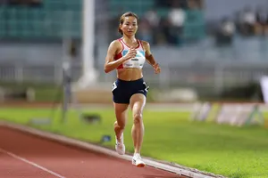 VĐV Nguyễn Thị Oanh trên đường chạy 5.000m nữ. Ảnh: DŨNG PHƯƠNG