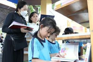 Trẻ em và người lớn tìm sách tại một hội sách ở TPHCM. Ảnh: QUỲNH YÊN