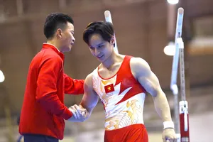 HLV Trương Minh Sang chúc mừng Đinh Phương Thành sau bài thi xà đơn. Ảnh: DŨNG PHƯƠNG