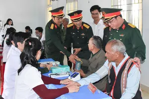 Đoàn Kinh tế – Quốc phòng 715 khám bệnh cho người dân