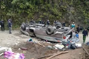 Xe chở đoàn từ thiện bị lật tại Lào Cai: Ít nhất 8 người tử vong