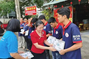 Trao tặng thẻ bảo hiểm cho Đội SOS Dĩ An