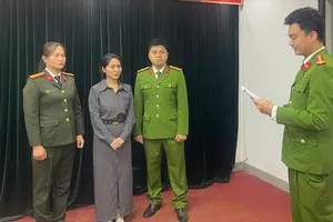 Cơ quan công an đọc quyết định tố tụng đối với Nguyễn Thị Thu Hà