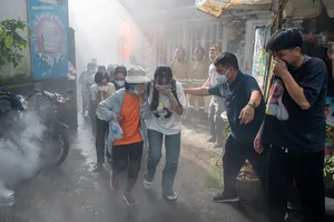 Người dân khu phố 24, phường Xuân Hòa (TPHCM) tham gia diễn tập phương án chữa cháy và cứu nạn, cứu hộ trong hẻm nhỏ, ngày 1-11-2025. Ảnh: MẠNH THẮNG