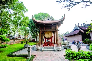 Du khách tham quan Văn Miếu - Quốc Tử Giám (Hà Nội) vào tháng 3-2025. Ảnh: XINHUA