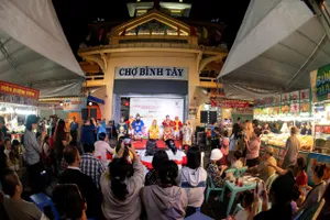 Biểu diễn hát bội phục vụ bà con trước cổng chợ Bình Tây, TPHCM 