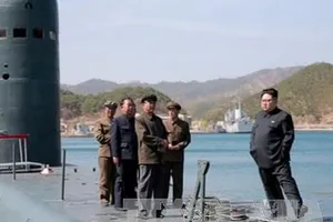Nhà lãnh đạo Triều Tiên Kim Jong-un (phải) thị sát buổi phóng thử tên lửa đạn đạo từ tàu ngầm SLBM. Ảnh: Yonhap/TTXVN