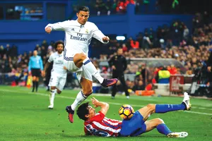 Savic (dưới) truy cản quyết liệt pha đi bóng của Ronaldo.