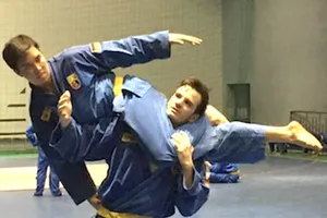 Đình Du (trên) và Vincent tập luyện đòn chân. Ảnh: H.TH