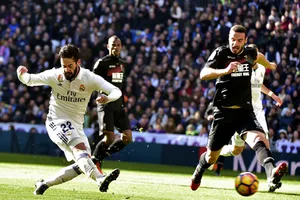 Isco dứt điểm trước hàng thủ Granada.