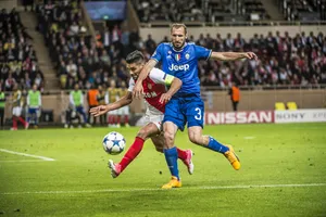 Chiellini (phải) tì người đầy kinh nghiệm để ngăn Falcao.