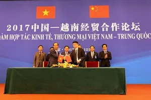 Ông Mai Hoài Anh – Giám đốc điều hành Kinh doanh Viamilk ký kết bản ghi nhớ hợp tác với đối tác Trung Quốc dưới sự chứng kiến của Lãnh đạo chính phủ và Bộ ngành hai nước.