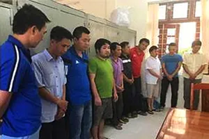 Các đối tượng cá độ bóng đá bị tạm giữ