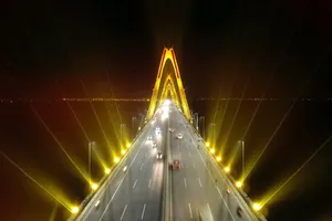 Hệ thống chiếu sáng thông minh, hiện đại trên cầu Nhật Tân