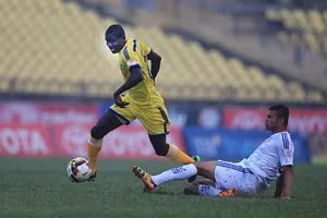 “Chân gỗ” Olaha (trái) đóng góp mới có 1 bàn cho đội bóng Sông Lam. Ảnh: T.L