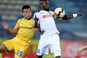 Hoàng Vũ Samson (phải) không thể ra sân ở 3 trận sắp tới bởi án treo giò của AFC. Ảnh: Minh Hoàng