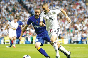 Benzema (phải) đi bóng trước Bonucci.