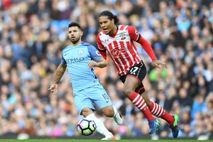 Virgil van Dijk (phải) đang trở thành tâm điểm của thị trường chuyển nhượng tại Anh.