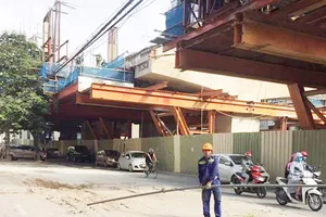 ống thép lan can có đường kính 42mm, dài khoảng 4m, nặng khoảng 5kg xuống vỉa hè.