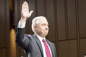 Bộ trưởng Tư pháp Mỹ Jeff Sessions tuyên thệ trong phiên điều trần trước Ủy ban Tình báo Thượng viện của Quốc hội ngày 13-6-2017