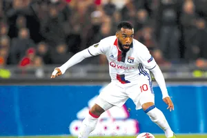 Arsenal khó thắng Lyon trong “trò chơi kiên nhẫn” của thương vụ Alexandre Lacazette.