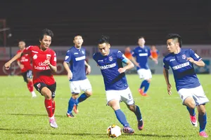 Long An (trái) tiếp tục quyết đấu với tinh thần quả cảm để tìm trận thắng trước chủ nhà Quảng Ninh. Ảnh: Nhật Anh