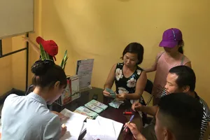 Vợ chồng anh Nguyễn Hữu Châu và chị Nguyễn Thị Hương nhận lại tài sản bị mất