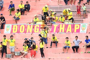 Người hâm mộ Đồng Tháp vẫn kiên nhẫn trông chờ 1 phép màu để cứu đội khỏi rớt hạng Nhì. Ảnh: Dương Thu