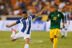 Honduras (trái) vẫn có khả năng đánh bại Canada.