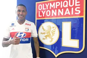 Marcelo ra mắt Olympique Lyon.