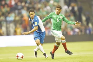 Honduras (trái) khó lòng tạo bất ngờ trước Mexico.