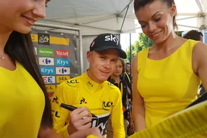 Chris Froome trong vòng vây người hâm mộ.