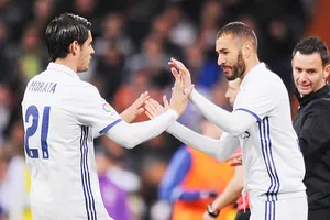 Morata là nạn nhân mới nhất của Benzema (phải).