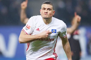 Hamburg đã mua đứt trung vệ Kyriakos Papadopoulos từ Leverkusen để củng cố hàng thủ.