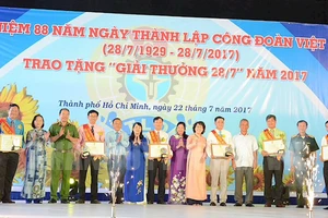 Tuyên dương 12 thủ lĩnh công đoàn xuất sắc