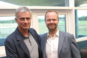 Jose Mourinho hy vọng cuộc gặp với Ed Woodward (phải) sẽ giúp tình hình tích cực hơn.