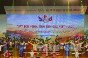 Biểu diễn văn nghệ chào mừng tại chương trình. Ảnh: TTXVN