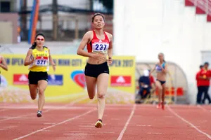 Nguyễn Thị Huyền thắng dễ cự ly 400m nữ.