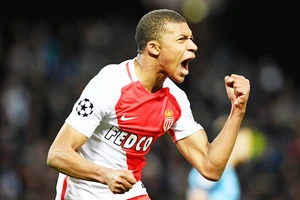 Kylian Mbappe lại khiến Monaco như dậy sóng khi “lả lơi” trước những đề nghị ra đi.