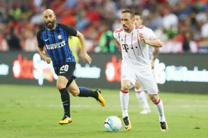 Bayern Munich (phải) trong trận thua 0-2 trước Inter Milan tại Singapore
