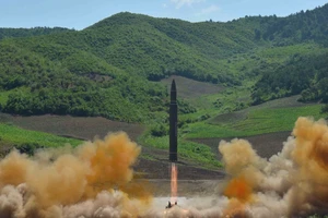 KCNA công bố hình ảnh phóng tên lửa đạn đạo xuyên lục địa (ICBM) Hwasong-14 ngày 4-7-2017