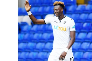 Tammy Abraham tỏa sáng giúp Swansea có sự chuẩn bị tốt trước mùa giải mới.
