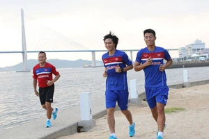 Các cầu thủ tập nhẹ làm quen thời tiết ở Hàn Quốc để tập luyện vào sáng nay. Ảnh: T.L