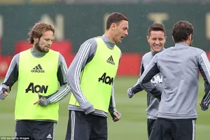 Nemanja Matic (giữa) trong buổi tập đầu tiên tại Man.United.