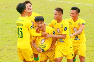 Niềm vui trụ hạng thành công của các cầu thủ Đồng Tháp. Ảnh: Dương Thu