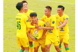 Niềm vui trụ hạng thành công của các cầu thủ Đồng Tháp. Ảnh: Dương Thu