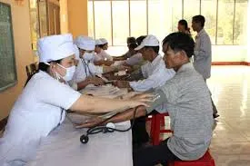 Đã nghèo còn mắc eo
