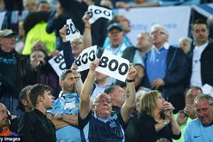 Người hâm mộ giờ đây thoải mái la ó bài hát chính thức của Champions League. 